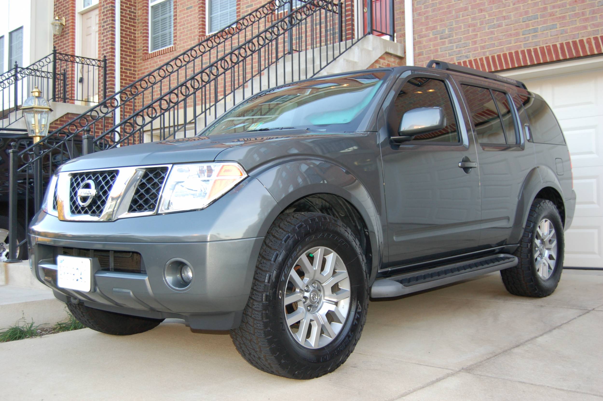 2005 Nissan pathfinder le tire size