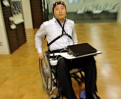 Toyota develops brain controlled wheel chair-88736050_opt.jpg