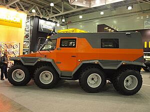 Arnold Schwarzenegger gets the keys to a 0,000 Mercedes Unimog-ohacm.jpg