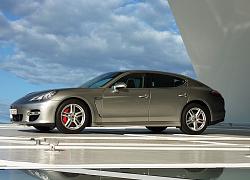 Is LS a dying model line?-800px-porsche-panamera_at_porsche-museum.jpg