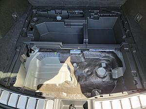 Spare tire for 350-trunk2.jpg