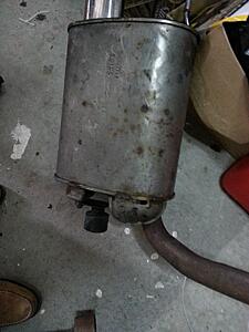 Rubber piece on OEM exhaust?-qoinl.jpg