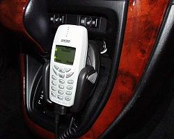 Nokia 3360 mouted next to gear shift...-pa110008.jpg