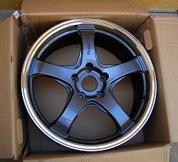 5-spoke gunmetal wheel-g_games_inside_box.jpg