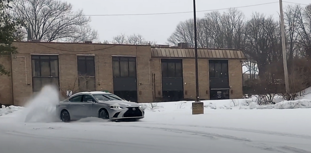 2021 Lexus ES 250 snow
