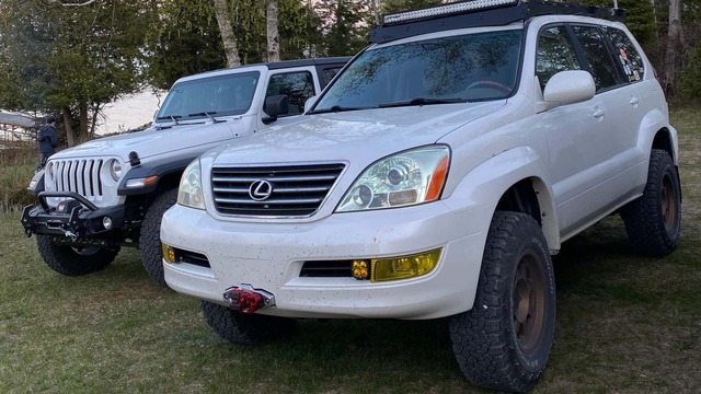 Lexus GX 470 Hangs With Jeeps at Off-Road Park